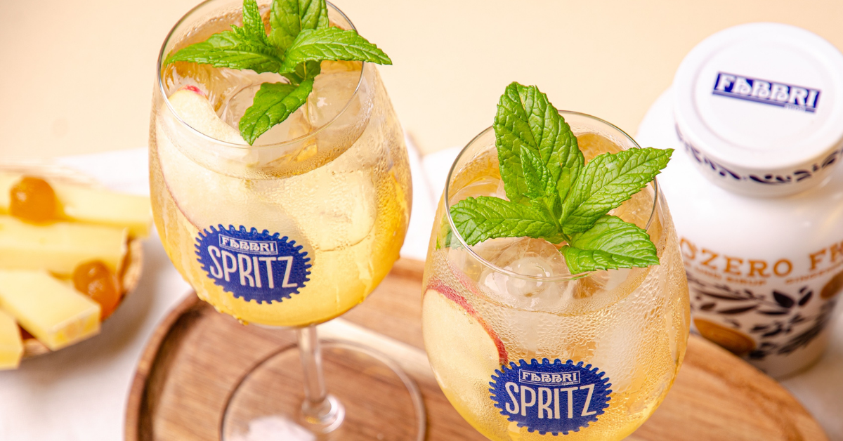 Sciroppo ai fiori di sambuco: usi, ricette e idee per cocktail e aperitivi