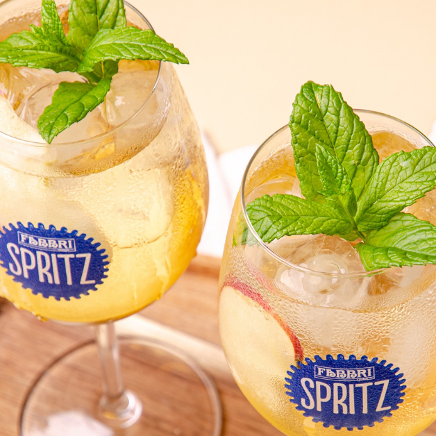 Sciroppo ai fiori di sambuco: usi, ricette e idee per cocktail e aperitivi